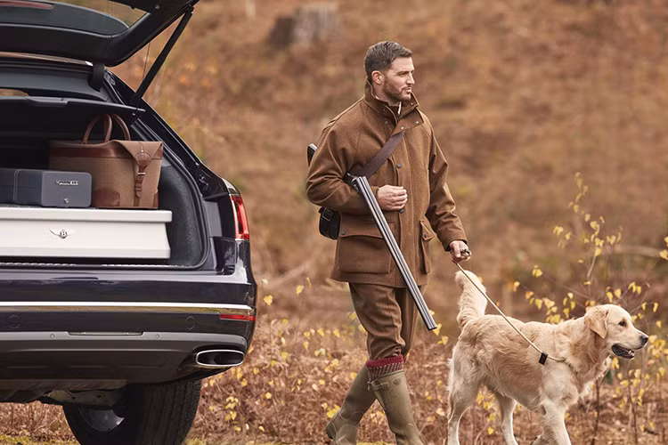 Toàn bộ năng lượng từ động cơ sẽ được truyền tới bánh xe thông qua hệ thống dẫn động 4 bánh AWD và hộp số tự động 8 cấp. Với khối động cơ W12, Bentley Bentayga có thể tăng tốc từ 0-100km/h trong vòng 4,1 giây và tốc độ tối đa được giới hạn ở mức 301km/h. Trong khi đó, với động cơ V8 diesel, xe chỉ mất 4,8 giây để đạt vận tốc 100km/h.