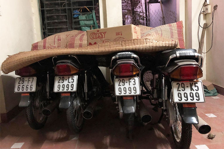 Theo quan sát trong số dàn xe bán ra, có ba chiếc biển tứ quý 9 một con số mang nhiều ý nghĩa mà dân chơi xe nào cũng muốn sở hữu. Theo dân gian thì số 9 chính là con số của sự an lành, hành phục và thuận lợi. Đây chính là con số tượng trưng cho sự vĩnh cửu, viên mãn tròn đầy.