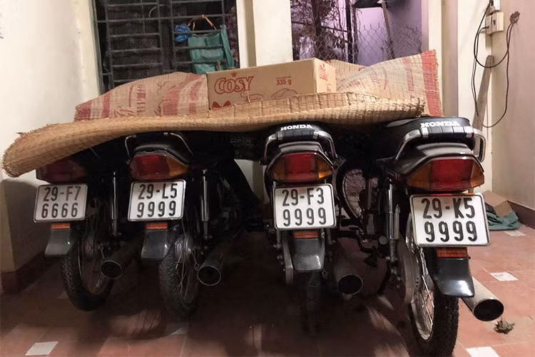 Theo quan sát trong số dàn xe bán ra, có ba chiếc biển tứ quý 9 một con số mang nhiều ý nghĩa mà dân chơi xe nào cũng muốn sở hữu. Theo dân gian thì số 9 chính là con số của sự an lành, hành phục và thuận lợi. Đây chính là con số tượng trưng cho sự vĩnh cửu, viên mãn tròn đầy.