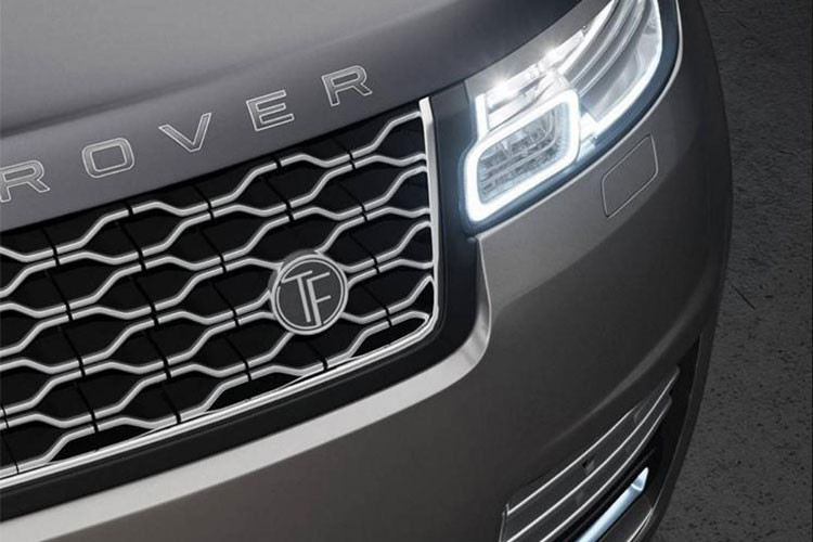 Ông Theodoros Fotiadis, nhà thiết kế của công ty T.Fotiadis Design cho biết; thiết kế của Range Rover SLT được lấy cảm hứng từ những chiếc du thuyền sang trọng của họ, điều này được thể hiện ở cả tỷ lệ thân xe. Cụ thể, SLT có kích thước dài x rộng x cao lần lượt là 244 x 84 x 73 (inch).