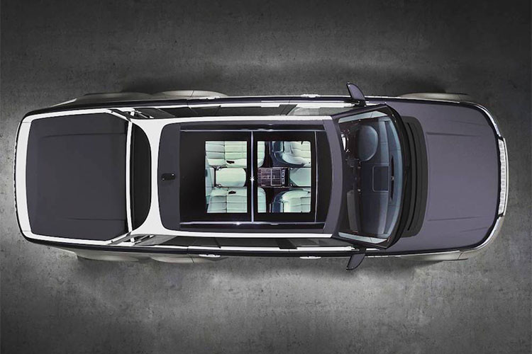 Chiếc xe tiếp tục nhận được sự nâng cấp ở trong khoang cabin khi T.Fotiadis cho biết họ sẽ sử dụng cả những vật liệu cao cấp như sứ và pha lê để tạo điểm nhấn. Chủ sở hữu cũng có thể tùy chọn các họa tiết trang trí cũng như màu sắc nội thất.