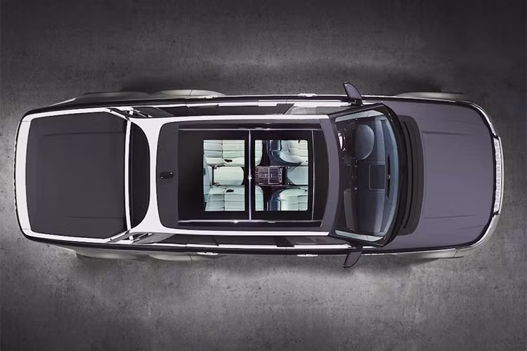 Chiếc xe tiếp tục nhận được sự nâng cấp ở trong khoang cabin khi T.Fotiadis cho biết họ sẽ sử dụng cả những vật liệu cao cấp như sứ và pha lê để tạo điểm nhấn. Chủ sở hữu cũng có thể tùy chọn các họa tiết trang trí cũng như màu sắc nội thất.