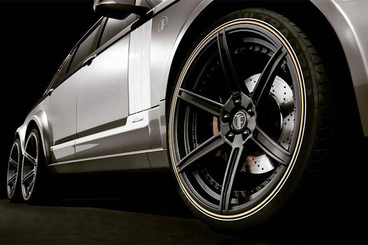 Được xây dựng dựa trên phiên bản kéo dài LWB, xe có 3 trục bánh, 6 la-zăng 20 inch và bộ body kit độc quyền. Sức mạnh của SLT đến từ bộ động cơ V8 4.4 lít hoặc V8 siêu nạp 5.0 lít. Đây cũng là loại động cơ tiêu chuẩn được cung cấp trên những dòng Range Rover ở thị trường châu Âu.