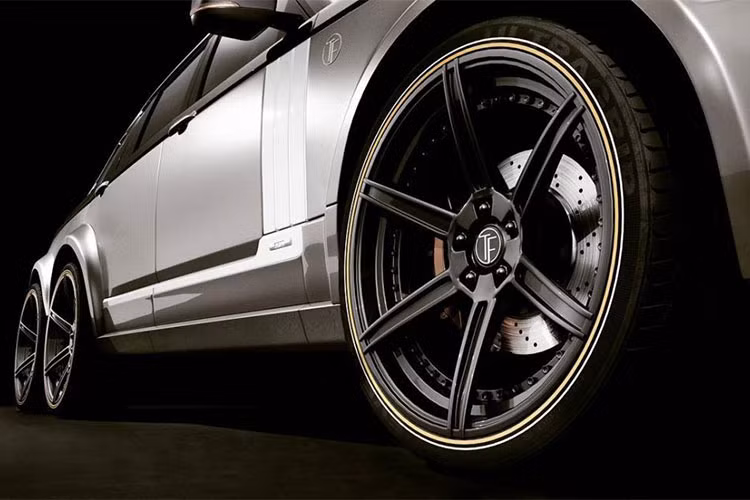 Được xây dựng dựa trên phiên bản kéo dài LWB, xe có 3 trục bánh, 6 la-zăng 20 inch và bộ body kit độc quyền. Sức mạnh của SLT đến từ bộ động cơ V8 4.4 lít hoặc V8 siêu nạp 5.0 lít. Đây cũng là loại động cơ tiêu chuẩn được cung cấp trên những dòng Range Rover ở thị trường châu Âu.