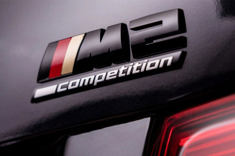 Mặc dù hình ảnh khoang nội thất không được công bố, nhưng BMW cho biết chiếc xe đã được trang bị bàn đạp bằng thép không gỉ, vô-lăng M Performance bọc da Alcantara. Bên cạnh đó khoang cabin cũng được bổ sung nhiều bộ phận được bọc da Alcantara và sợi carbon. 