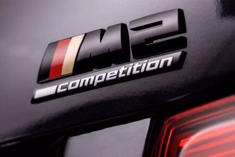 Mặc dù hình ảnh khoang nội thất không được công bố, nhưng BMW cho biết chiếc xe đã được trang bị bàn đạp bằng thép không gỉ, vô-lăng M Performance bọc da Alcantara. Bên cạnh đó khoang cabin cũng được bổ sung nhiều bộ phận được bọc da Alcantara và sợi carbon. 