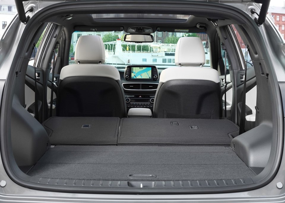 Mẫu xe crossover Hyundai Tucson facelift mới cũng thay đổi ghế ngồi bọc da kiểu mới. Riêng phiên bản 1.6L Turbo được nâng cấp thắng tay điện tử, gương chiếu hậu bên trong chống chói tự động, ghế lái chỉnh điện 8 hướng có tích hợp bơm hơi, màn hình thông tin 4.2-inch trên đồng hồ lái và táp-lô được bọc da sang trọng.