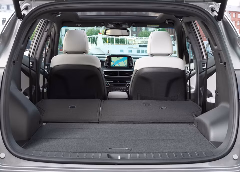 Mẫu xe crossover Hyundai Tucson facelift mới cũng thay đổi ghế ngồi bọc da kiểu mới. Riêng phiên bản 1.6L Turbo được nâng cấp thắng tay điện tử, gương chiếu hậu bên trong chống chói tự động, ghế lái chỉnh điện 8 hướng có tích hợp bơm hơi, màn hình thông tin 4.2-inch trên đồng hồ lái và táp-lô được bọc da sang trọng.