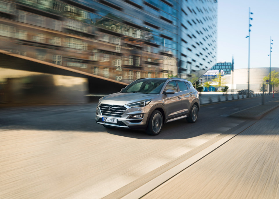 Cấu hình động cơ trên Hyundai Tucson facelift không thay đổi so với trước. Phiên bản 1.6L Turbo trang bị động cơ xăng tăng áp 1.6L T-GDI, đi kèm với hộp số7 cấp ly hợp kép cho công suất 174 mã lực và mô-men xoắn 265Nm. Phiên bản 2.0L Elegance sử dụng động cơ hút khí tự nhiên 2.0L, kết hợp với hộp số tự động 6 cấp tạo ra công suất và mô-men xoắn lần lượt 153 mã lực và 192Nm.