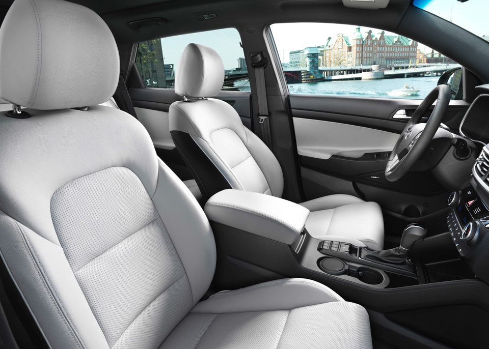 Cụm màn hình giải trí mới cũng được tích hợp công nghệ kết nối Apple CarPlay và Android Auto hiện đại. Các chi tiết còn lại không thay đổi về thiết kế, hệ thống điều hòa vẫn là loại 2 vùng độc lập. Bên dưới tích hợp cổng kết nối USB, AUX và cổng sạc 12V.