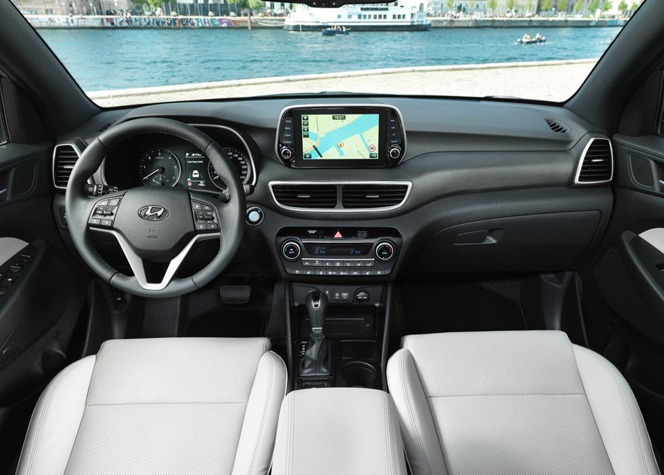 Nội thất của Hyundai Tucson facelift cũng được thiết kế lại với màn hình thông tin giải trí 7-inch đứng trên bảng táp-lô, thay thế cho thiết kế tích hợp như trước đây. Cùng với định vị lại màn hình trung tâm, thiết kế của gió điều hòa cũng thiết kế nằm ngang, bên dưới màn hình.