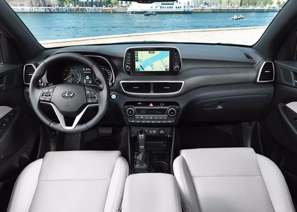 Nội thất của Hyundai Tucson facelift cũng được thiết kế lại với màn hình thông tin giải trí 7-inch đứng trên bảng táp-lô, thay thế cho thiết kế tích hợp như trước đây. Cùng với định vị lại màn hình trung tâm, thiết kế của gió điều hòa cũng thiết kế nằm ngang, bên dưới màn hình.