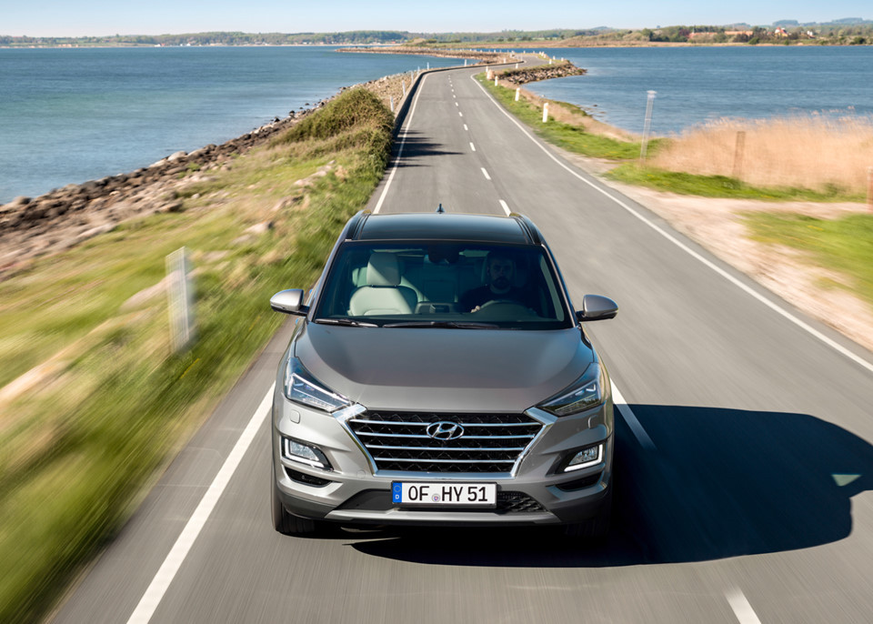 Chi tiết lưới tản nhiệt trên phiên bản 2.0L Elegance sẽ được sơn bạc ánh kim, trong khi phiên bản 1.6L Turbo được viền chrome sang trọng hơn.