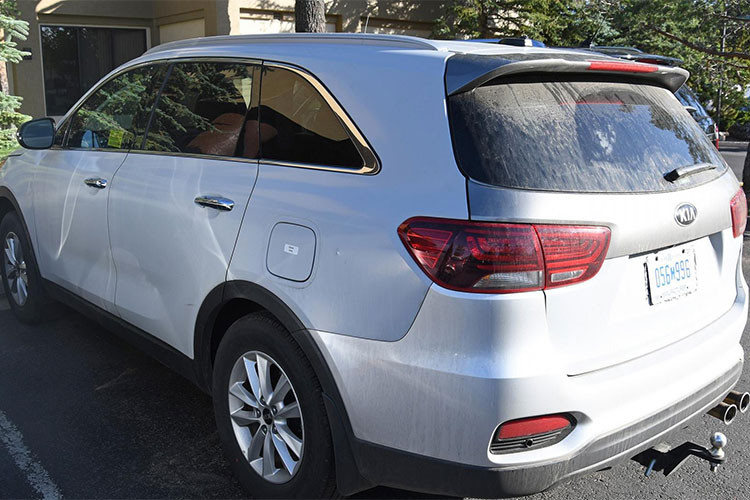 Theo đánh giá của Motor1 thì phiên bản thử nghiệm của Sorento này cũng chỉ là cấu hình cấp thấp khi toàn bộ hệ thống đèn trước, sau và sương mù đều không sử dụng công nghệ LED. Có thể đoán được nội thất Sorento bản dầu cũng sẽ được Kia bê y nguyên sang khi nhìn vào ngoại thất.