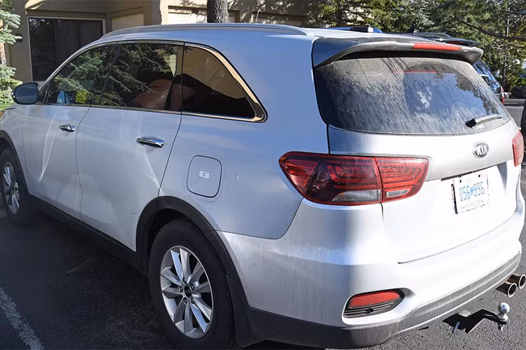 Theo đánh giá của Motor1 thì phiên bản thử nghiệm của Sorento này cũng chỉ là cấu hình cấp thấp khi toàn bộ hệ thống đèn trước, sau và sương mù đều không sử dụng công nghệ LED. Có thể đoán được nội thất Sorento bản dầu cũng sẽ được Kia bê y nguyên sang khi nhìn vào ngoại thất.