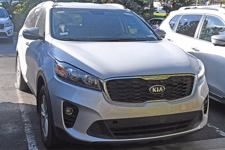 Kia Sorento 2019 phiên bản dầu dự kiến sẽ ra mắt người tiêu dùng vào cuối năm 2018 hoặc muộn hơn là vào đầu 2019, tùy vào việc xe có thể thông qua các cơ quan kiểm duyệt toàn cầu nhanh tới đâu.