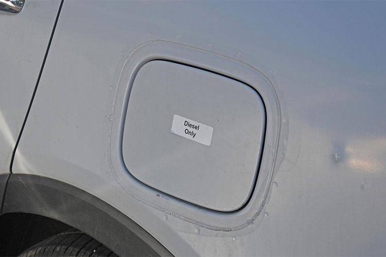 Thông số kỹ thuật trên động cơ diesel của Kia Sorento mới chưa được công bố, tuy nhiên mọi số liệu và báo cáo đều chỉ ra rằng dòng 2.2L trên Santa Fe là ứng cử viên thích hợp nhất với công suất 190 mã lực và 437 Nm mô-men xoắn. Kết hợp với động cơ sẽ là hộp số tự động 8 cấp truyền tải năng lượng tới cầu trước hoặc cả 2 cầu.