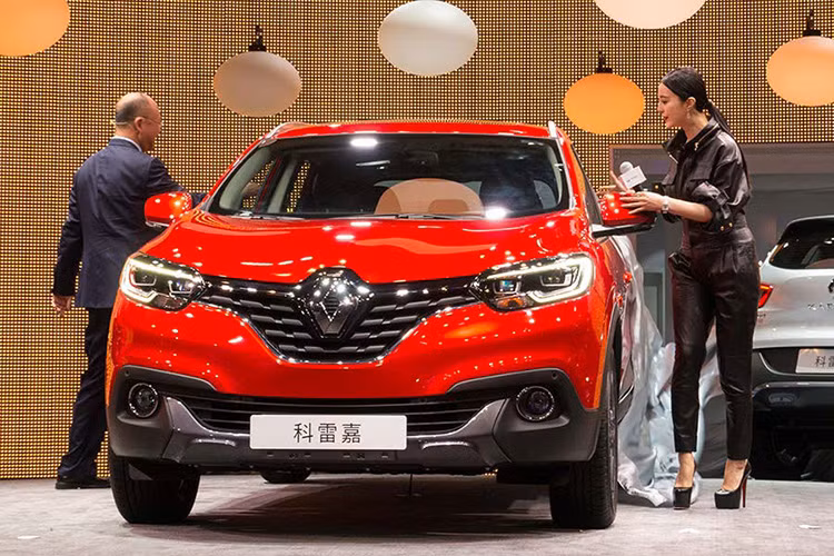 Khi tham gia sự kiện ra mắt mẫu Renault Kadjar mới trong triển lãm ôtô Quảng Châu 2015, nàng Hoa Đán nổi tiếng đã diện bộ body suit bằng da đầy cá tính.