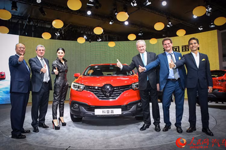 Trên đầu xe cũng xuất hiện lưới tản nhiệt màu đen và những chi tiết mạ crôm sáng bóng. Theo hãng Renault, nhờ thiết kế đầu xe mà Kadjar sở hữu hệ số lực cản không khí chỉ 0,3 Cd.