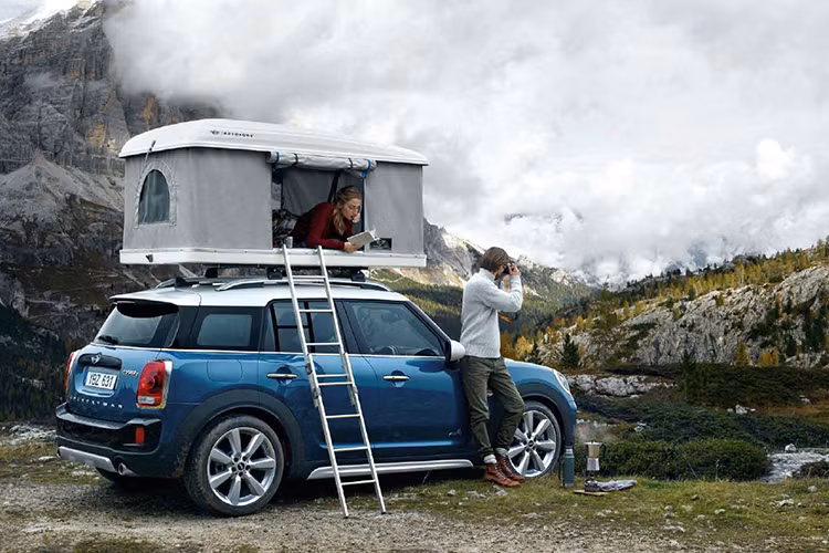 Nếu gập hàng ghế sau xuống thì khoang hành lý của xe sẽ có dung tích lên tới 1.309 lít. Một trong những điểm mới trên MINI Countryman 2017 chính là phần đầu xe với lưới tản nhiệt chia đôi cùng đèn pha lớn hơn và đèn sương mù dạng LED khác biệt với 3 hốc gió thể thao bên dưới phần cụm lưới tản nhiệt hình lục giác.