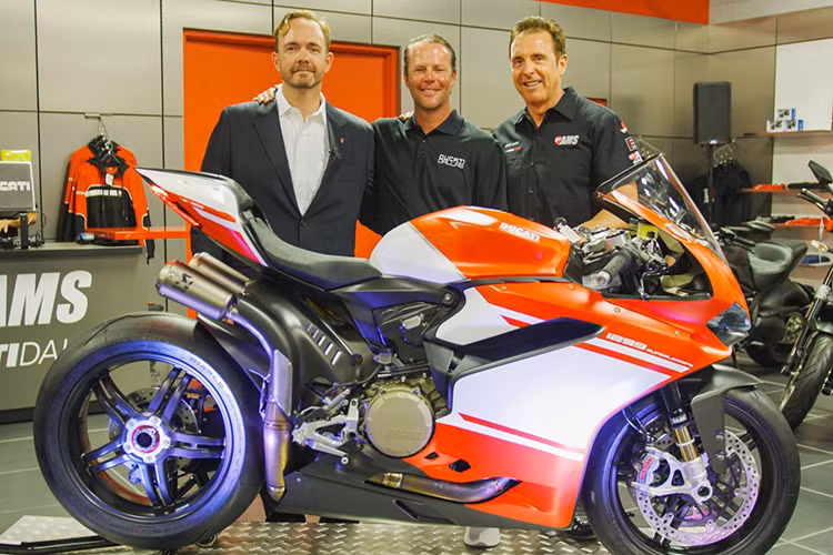 Vừa qua, hãng xe máy Ducati đã trao chiếc siêu môtô 1299 Superleggera đầu tiên cho khách hàng. Đích thân ông Jason Chinnock, CEO của Ducati Bắc Mỹ, đã tham gia sự kiện giao chiếc 1299 Superleggera đầu tiên cho khách hàng. Chiếc môtô này thuộc sở hữu của một khách hàng có tên Michael Nadeau, sống tại thành phố Dallas, bang Texas, Mỹ.