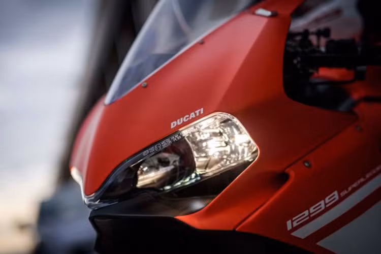 Không hổ với cái tên này, siêu môtô Ducati 1299 Superleggera có trọng lượng khô chỉ 156 kg. Trong khi đó, trọng lượng không tải của Ducati 1299 Superleggera cũng chỉ dừng ở mức 167 kg. Với trọng lượng này, 1299 Superleggera là mẫu siêu môtô nhẹ nhất của Ducati.