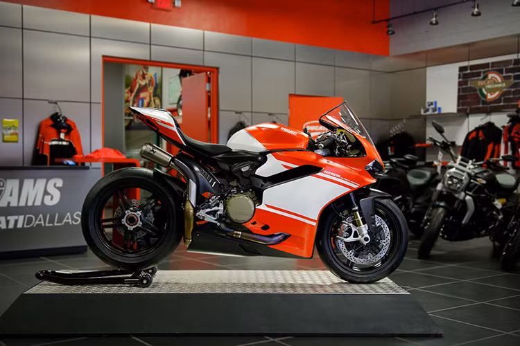 Được biết, ông Nadeau là một doanh nhân, người đã thành lập công ty kiểm soát sức khỏe có tên Viverae. Trước 1299 Superleggera, ông Nadeau đã sở hữu 6 chiếc mô tô Ducati khác. Ông cũng thường xuyên lái những chiếc Ducati của mình trên đường đua MotorSport Ranch ở Cresson và Circuit of the Americas tại Austin, bang Texas.