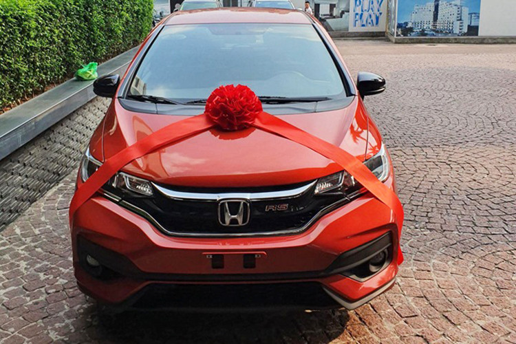 Honda Jazz là mẫu hatchback hạng B được nhập khẩu nguyên chiếc từ Thái Lan và cạnh tranh trực tiếp với Toyota Yaris, Mazda2. Ưu điểm của Jazz chính là thiết kế thời trang cùng khoang cabin linh hoạt sử dụng, tính năng tiện nghi và an toàn vừa đủ cho nhu cầu đi phố, dã ngoại. Đặc biệt Honda Jazz là một trong những mẫu xe thích hợp cho phái nữ lưu thông dễ dàng trong phố.