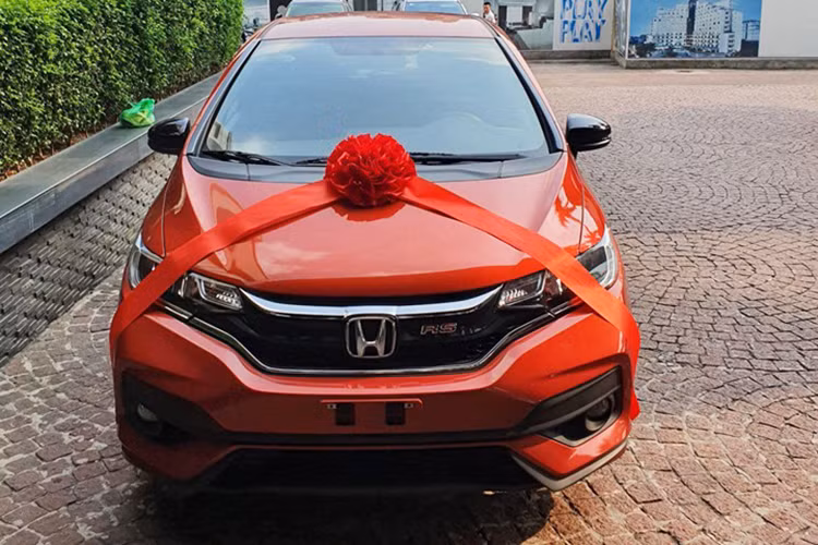 Honda Jazz là mẫu hatchback hạng B được nhập khẩu nguyên chiếc từ Thái Lan và cạnh tranh trực tiếp với Toyota Yaris, Mazda2. Ưu điểm của Jazz chính là thiết kế thời trang cùng khoang cabin linh hoạt sử dụng, tính năng tiện nghi và an toàn vừa đủ cho nhu cầu đi phố, dã ngoại. Đặc biệt Honda Jazz là một trong những mẫu xe thích hợp cho phái nữ lưu thông dễ dàng trong phố.