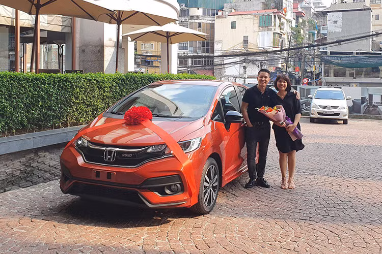 Mới đây, trên mạng xã hội lan truyền clip “Sếp nhà người ta tặng ôtô cho nhân viên trị giá trăm triệu nhân ngày sinh nhật” gây xôn xao cộng đồng mạng. Theo nội dung clip, vị giám đốc chúc mừng sinh nhật nhân viên của mình tại văn phòng, trước sự có mặt của tất cả nhân viên và vị khách mời đặc biệt là nhân một vật nữ chính - tên Thuận.