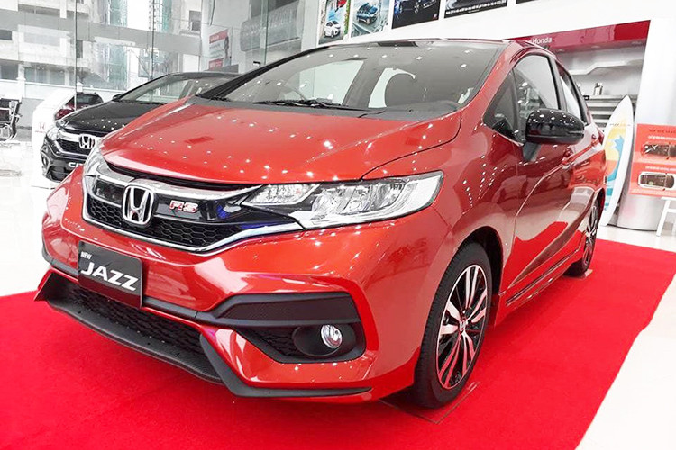 Vào thời điểm ra mắt thị trường Việt Nam, mẫu xe Honda Jazz mới có tới 3 phiên bản cho khách hàng lựa chọn: Jazz V có giá 544 triệu đồng, Jazz VX giá 594 triệu đồng và Jazz RS giá 624 triệu đồng. Chiếc xe mà sếp Việt tặng cho cô nhân viên ngày sinh nhật là phiên bản cao cấp nhất.