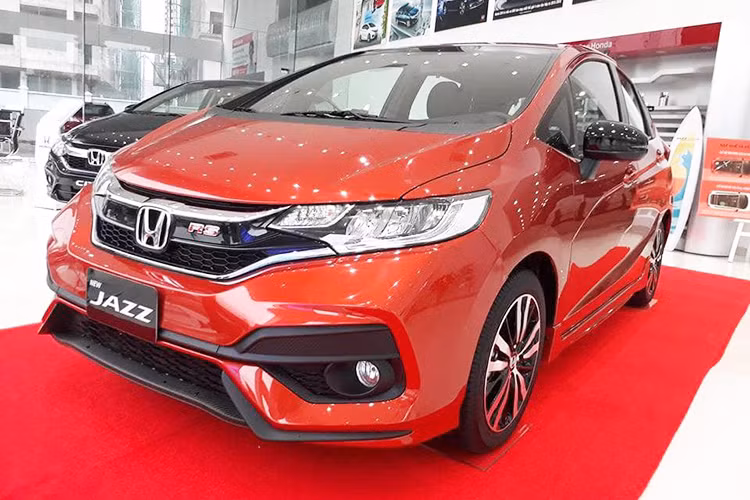 Vào thời điểm ra mắt thị trường Việt Nam, mẫu xe Honda Jazz mới có tới 3 phiên bản cho khách hàng lựa chọn: Jazz V có giá 544 triệu đồng, Jazz VX giá 594 triệu đồng và Jazz RS giá 624 triệu đồng. Chiếc xe mà sếp Việt tặng cho cô nhân viên ngày sinh nhật là phiên bản cao cấp nhất.