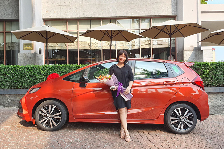 "Chúc mừng sinh nhật em! chúc em tuổi mới hạnh phúc, thành công và mãi mãi tiến bước cùng công ty. Hơn ai hết anh muốn anh em mình tiếp tục đến khi chúng ta không còn khả năng lao động. Món quà này không lớn nhưng đánh dấu sự phát triển của công ty và sự cố gắng của em! Em rất xứng đáng".