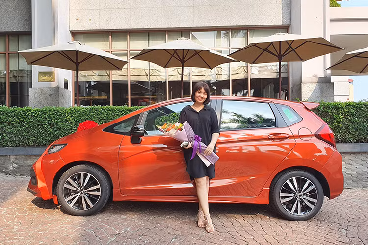 "Chúc mừng sinh nhật em! chúc em tuổi mới hạnh phúc, thành công và mãi mãi tiến bước cùng công ty. Hơn ai hết anh muốn anh em mình tiếp tục đến khi chúng ta không còn khả năng lao động. Món quà này không lớn nhưng đánh dấu sự phát triển của công ty và sự cố gắng của em! Em rất xứng đáng".