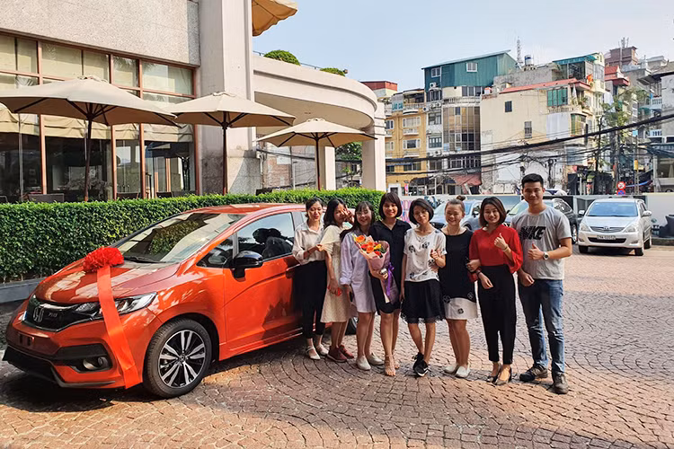 Đáp nhận lại tình cảm của lãnh đạo công ty, nữ nhân viên đã đón nhận món qùa và hồi hộp mở ra. Khi món quà được mở ra, nữ nhân viên vui mừng và khá bất ngờ về chiếc chìa khoá xe ôtô được bọc kín, trang trọng trong hôp. Đáng nói, trong chiếc hộp còn có tấm thiệp nhỏ do chính nay giám đốc viết để chúc mừng sinh nhật dành tặng cho nữ nhân viên.