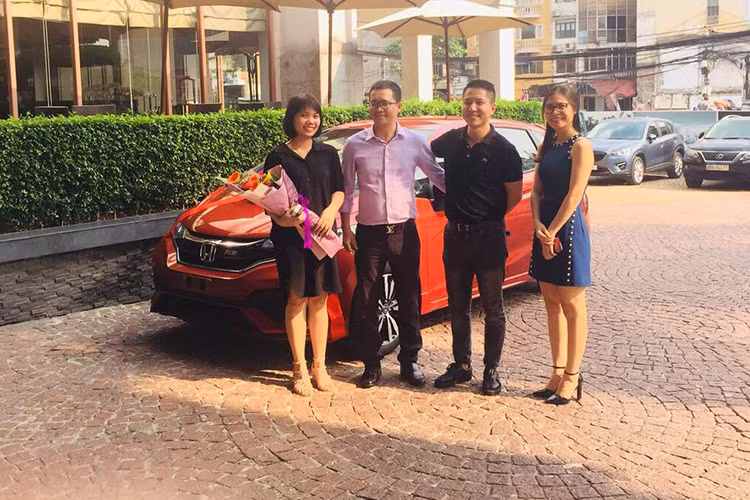 "Anh quyết định dành tặng cô Thuận món quà này để đánh dấu khoảng thời gian hơn 10 năm đã gắn bó với công ty. Anh muốn thay công ty gửi lời cảm ơn em đã dành cả tuổi xuân cho công ty. Thật sự, anh rất trân trọng em, anh muốn các bạn gắn bó với công ty giống như Thuận", vị giám đốc chia sẻ với các nhân viên công ty trước khi trao chìa khóa xe cho nữ nhân viên.