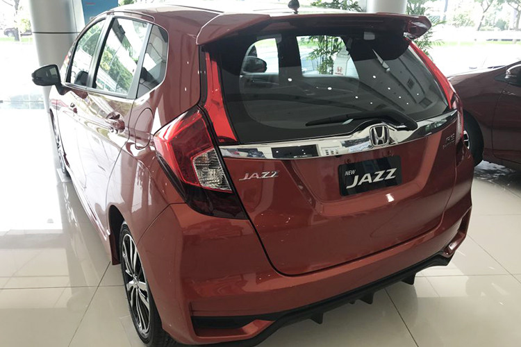 Honda Jazz sở hữu động cơ i-VTEC 4 xi lanh dung tích 1.5L cho công suất tối đa 118 mã lực tại 6.600 vòng/phút và mô men xoắn cực đại 145 Nm tại 4.600 vòng/phút. Sử dụng hộp số vô cấp CVT với cơ chế G-design tối ưu vận hành và công nghệ Earth Dreams, Honda Jazz có mức tiêu thụ nhiên liệu trong điều kiện tiêu chuẩn là 5,6 lít/100 km.