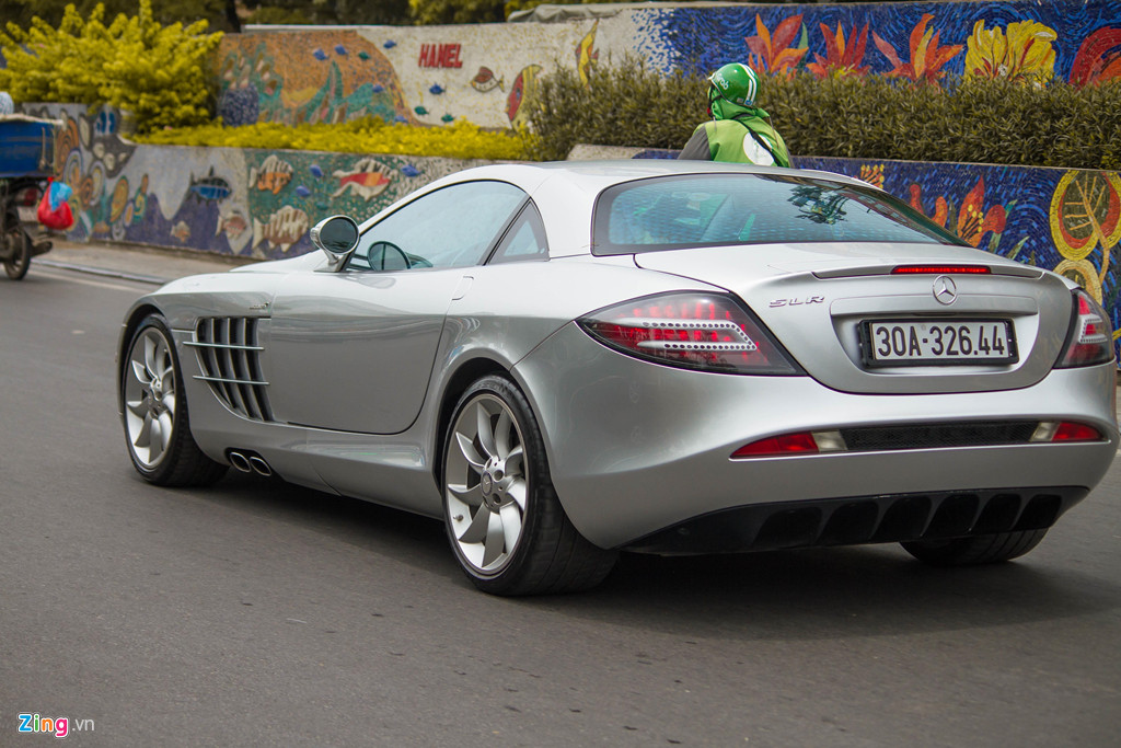 Năm 2010, liên minh Mercedes-Benz và McLaren tan vỡ khi tập đoàn McLaren cố gắng mua lại McLaren Cars để thành lập McLaren Automotive. SLR McLaren cũng bị khai tử ngay sau đó để nhường chỗ cho siêu xe "thuần" Mercedes là chiếc SLS AMG.