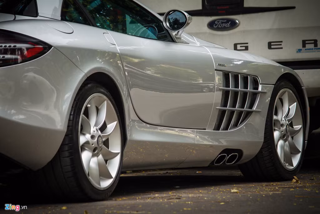 Mercedes-Benz SLR McLaren được trang bị động cơ siêu nạp V8 5.4L, sản sinh công suất 626 mã lực và mô-men xoắn 780 Nm. Xe có thể tăng tốc 0-100 km/h trong khoảng 3,8 giây trước khi đạt tốc độ tối đa là 334 km/h.