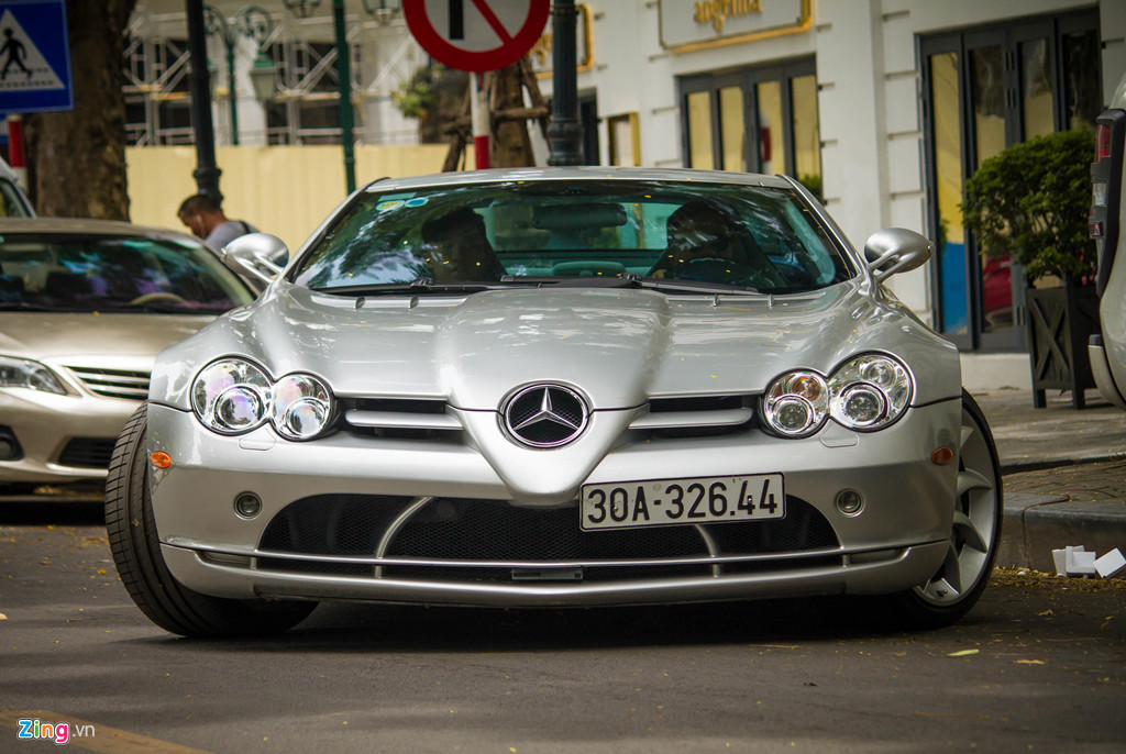 Chiếc SLR McLaren tại Việt Nam được sản xuất năm 2005 và mang hộ khẩu Sài Gòn trong một thời gian dài. Thời điểm đó, siêu xe này được đồn đoán thuộc sở hữu của doanh nhân Nguyễn Quốc Cường.