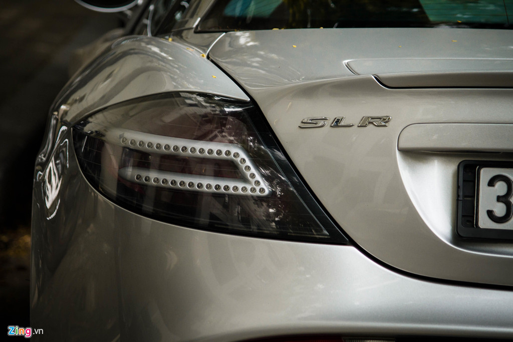 Sau khi chuyển hộ khẩu ra Hà Nội, chiếc SLR McLaren này cũng ít khi xuất hiện. SLR McLaren là mẫu GT được sản sinh từ quá trình hợp tác giữa Mercedes-Benz và McLaren. Khi đó, hãng xe Đức sở hữu 40% cổ phần của McLaren Cars (tiền thân của McLaren Automotive ngày nay).