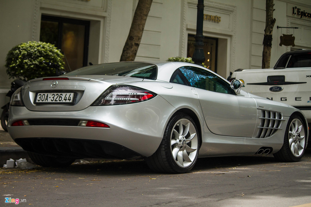 Ở thời điểm cập bến Việt Nam, giá xe Mercedes-Benz SLR McLaren lên đến 500.000 USD tại Mỹ. Bên cạnh đó, siêu xe này có số lượng khá hạn chế dù không phải là bản giới hạn. Trong 7 năm tồn tại (2003-2010), Mercedes-Benz chỉ sản xuất 2.157 chiếc SLR McLaren.