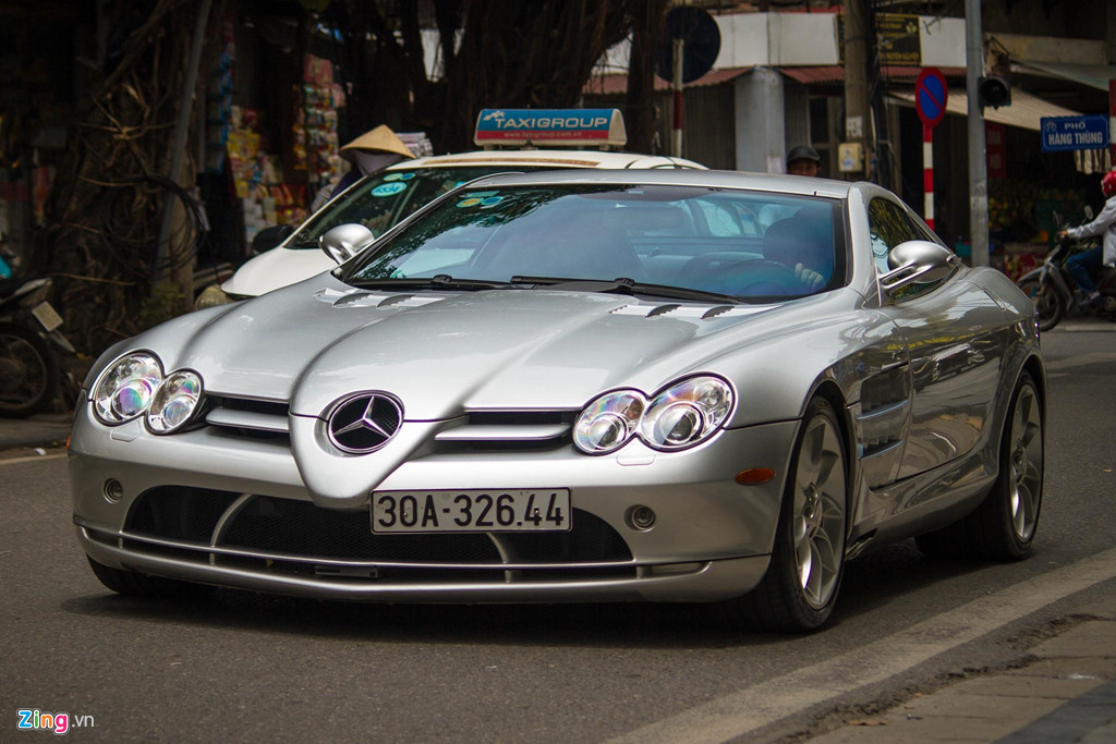 Cập bến Việt Nam từ tháng 7/2008, "mũi tên bạc" siêu xe Mercedes-Benz SLR McLaren từng gây ra "cơn địa chấn" trong giới chơi xe ở thời điểm ấy. Sau 11 năm, thiết kế của siêu xe này vẫn còn gây ấn tượng và tình trạng xe vẫn còn khá mới.