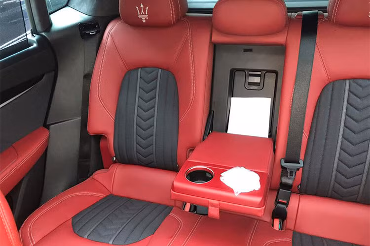 So với bản tiêu chuẩn, Maserati Levante S được trang bị khối động cơ V6 tăng áp kép, dung tích 3.0 lít, nó giúp cho chiếc SUV hạng sang này sản sinh ra công suất tối đa lên đến 430 mã lực, tăng 80 mã lực và mô-men xoắn cực đại đạt 580 Nm, cao hơn 80 Nm so với Levante.