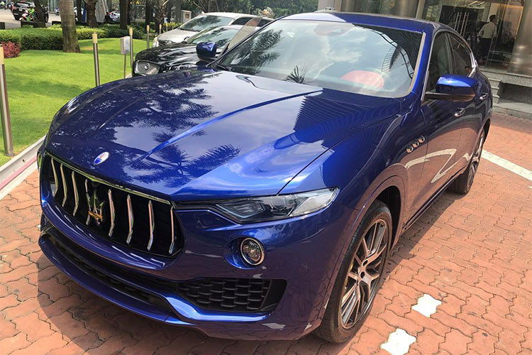 Vừa qua, chiếc SUV hạng sang Maserati Levante S mới với gói tuỳ chọn nội thất lụa Ermenegildo Zegna thuộc dạng "hàng hiếm" tại Việt Nam vừa được bàn giao cho một khách hàng tại TP HCM. Chiếc xe này xuất hiện tại Việt Nam vào đầu tháng 4/2018, hơn 1 tháng sau đó nó được đem đi đăng ký biển số trước khi bàn giao cho chủ nhân.