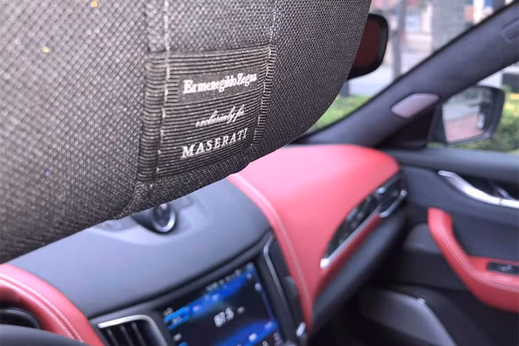 Để khẳng định đây là một chiếc Maserati phiên bản Zegna, một "huy hiệu" được gắn trên trần với dòng chữ “Ermenegildo Zegna thiết kế độc quyền cho Maserati”. Các nghệ nhân Zegna sử dụng đến 12 mét lụa cao cấp chỉ để trang trí cho nội thất của chiếc Maserati Levante S màu xanh Blu Emozione hàng hiếm này.