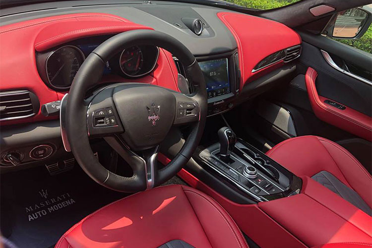 Gây ấn tượng nhất ở chiếc Maserati Levante S mới này tại Việt Nam, chính là nội thất theo tuỳ chọn Zegna với sự kết hợp giữa lụa Ermenegildo Zegna màu xám tro Anthracite và da màu đỏ. Các chất liệu lụa cao cấp bên trong nội thất của Maserati Levante S ở các chi tiết như lưng ghế, ốp cửa và đi kèm còn có hoa văn Chevron màu xám.