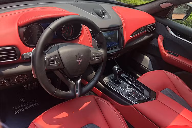 Gây ấn tượng nhất ở chiếc Maserati Levante S mới này tại Việt Nam, chính là nội thất theo tuỳ chọn Zegna với sự kết hợp giữa lụa Ermenegildo Zegna màu xám tro Anthracite và da màu đỏ. Các chất liệu lụa cao cấp bên trong nội thất của Maserati Levante S ở các chi tiết như lưng ghế, ốp cửa và đi kèm còn có hoa văn Chevron màu xám.