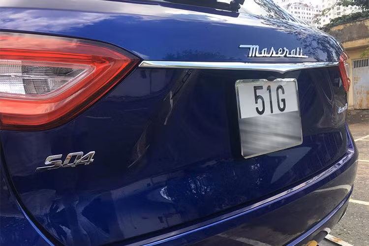 Tương tự bản tiêu chuẩn, Levante S cũng có lưới tản nhiệt trước lõm xuống vốn được dùng cho các mẫu xe Maserati khác như Ghibli, Quattroporte, GranTurismo và GranCabrio. Bên trên lưới tản nhiệt là cụm đèn pha Bi-xenon, tích hợp dải đèn LED định vị ban ngày. Hai đèn pha được nối với nhau bằng một dải crôm mỏng ở giữa. Bên dưới là đèn sương mù hình tròn và hốc gió.