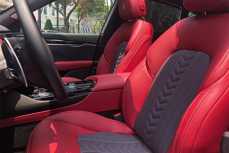 Các trang bị khác cho mẫu xe sang Maserati Levante S conf bao gồm; cử sổ trời panorama, màn hình 8,4 inch cảm ứng, âm thanh 8 loa... Xe có hệ thống treo trước dạng wishbone kép, treo sau liên kết 5 điểm và giảm xóc khí điều chỉnh 5 mức khoảng sáng gầm và 6 chế độ.